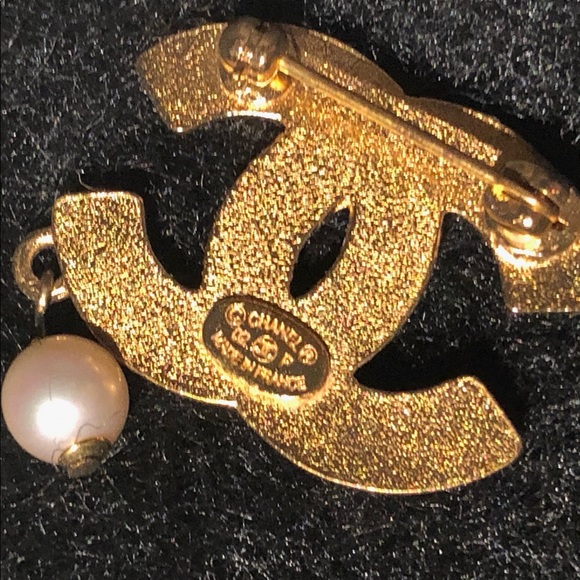 CHANEL CC Logo Brooch - Picture 3 of 4